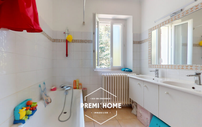 MAISON RENOVEE 4 CHAMBRES + 2 STUDIOS ET PISCINE SECTEUR AXI - Premi'home Agence immobilière Aix En Provence