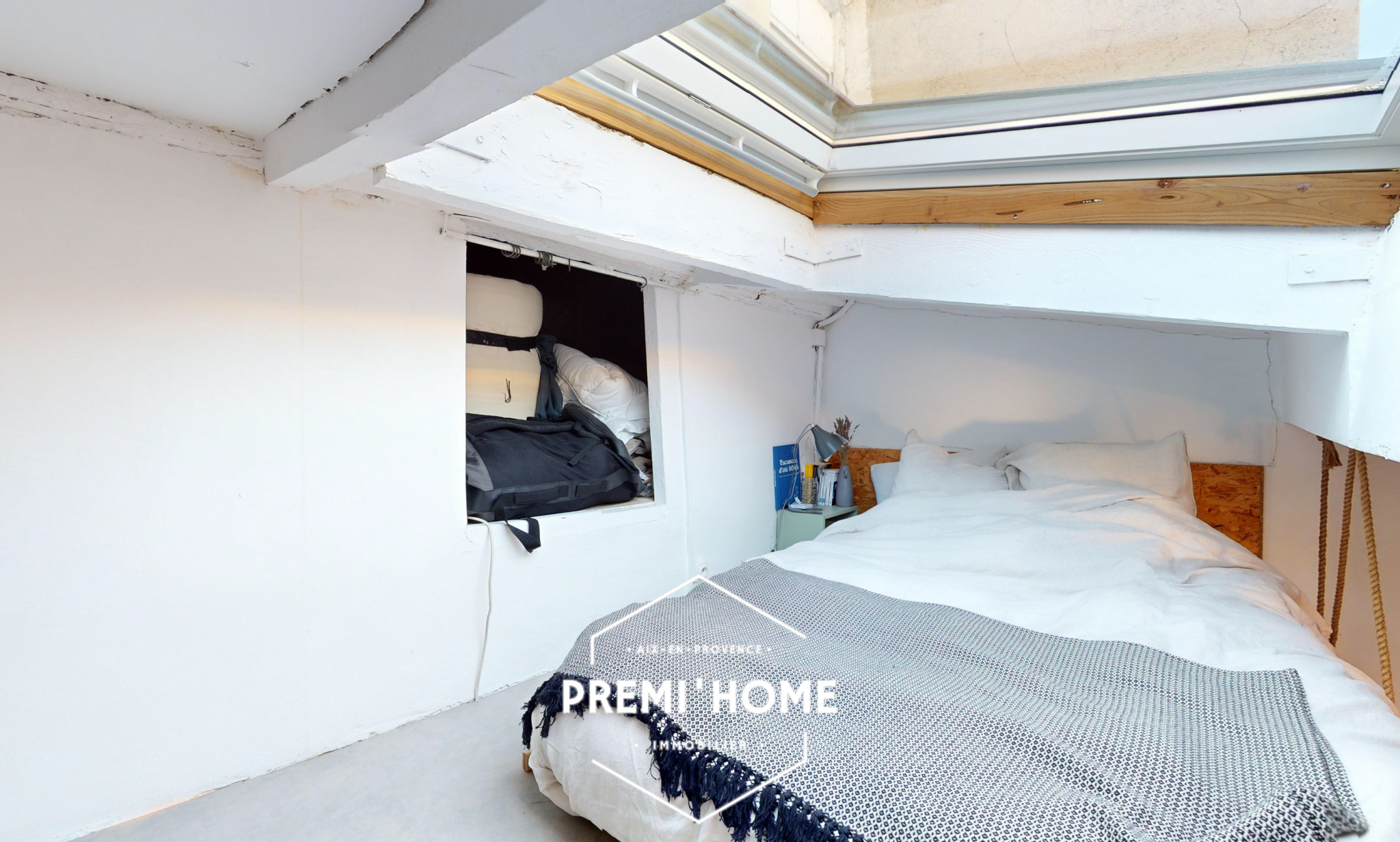 A VENDRE STUDIO EN DUPLEX RENOVE CENTRE VILLE HISTORIQUE - Premi'home Agence immobilière Aix En Provence